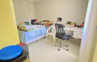 Imagem 2: ![CDATA[AMPLA CASA COM 3 QUARTOS SENDO 1 SUÍTE]]