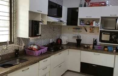 Imagem 3: 4 dormitórios, 1 suítes, 5 banheiro, 4 vagas na garagem