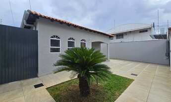 Imagem 3: Casa térrea em excelente localização e com terreno amplo