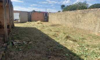 Imagem: Espaço de festas em construção em avenida