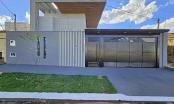 Imagem: Casa térrea com fachada imponente e localização