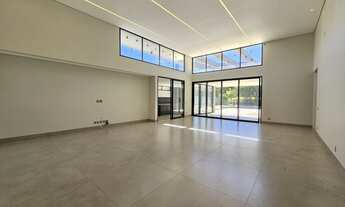 Imagem 4: Casa espaçosa e com muita iluminação natural no Terras do Golfe