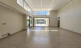 Imagem 5: Casa espaçosa e com muita iluminação natural no Terras do Golfe