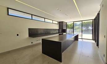 Imagem 6: Casa espaçosa e com muita iluminação natural no Terras do Golfe