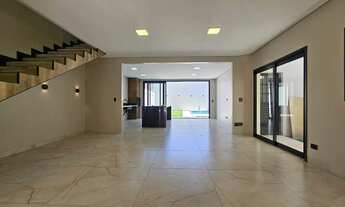 Imagem 4: Sobrado Novo, espaçoso e com piscina em região central