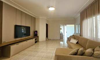 Imagem 2: Casa térrea reformada e rica em planejados na entrada do Carandá Bosque