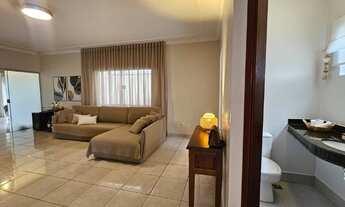 Imagem 4: Casa térrea reformada e rica em planejados na entrada do Carandá Bosque