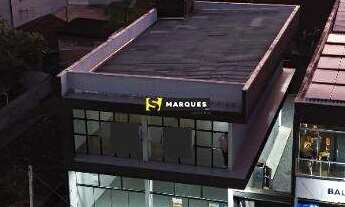 Imagem: Prédio comercial recém construído, disponível