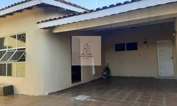 Imagem 2: Oportunidade na Zona Oeste: Casa Ampla com Potencial de Valorização