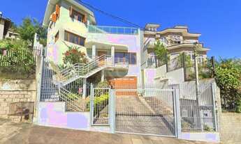 Imagem 2: ![CDATA[Casa para Venda - 279m², 3 dormitórios, sendo 1 suites, 4 vagas - Teresópolis]]