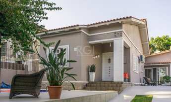 Imagem 3: ![CDATA[Casa para Venda - 230m², 3 dormitórios, 2 vagas - Teresópolis]]