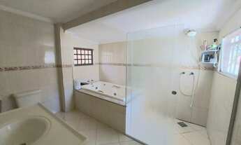 Imagem 5: 4 dormitórios, 1 suítes, 2 banheiro, 2 vagas na garagem, 240M² de Área Construída