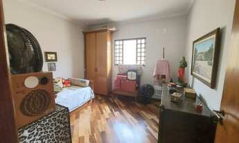 Imagem 3: 4 dormitórios, 1 suítes, 2 banheiro, 2 vagas na garagem, 240M² de Área Construída