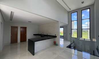 Imagem 2: 3 dormitórios, 3 suíte, 5 banheiro, 6 vagas na garagem, 320M² de Área Construída