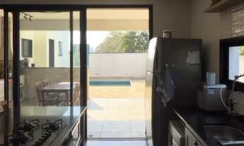 Imagem 5: 4 dormitórios, 1 suítes, 5 banheiro, 2 vagas na garagem, 250M² de Área Construída