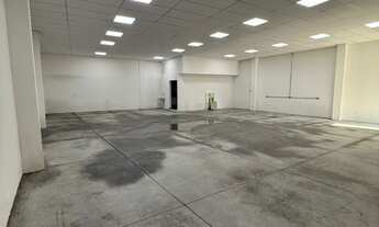 Imagem 3: 2 banheiro, 3 vagas na garagem, 200M² de Área Construída, 200M² de Área Total