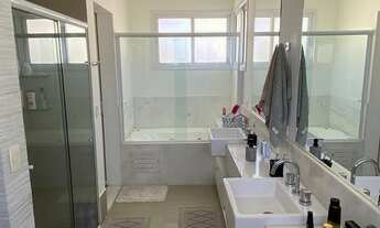 Imagem 4: 3 dormitórios, 3 suíte, 5 banheiro, 2 vagas na garagem, 329M² de Área Construída