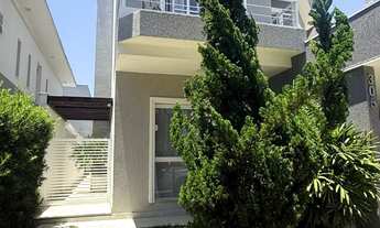 Imagem 2: 4 dormitórios, 3 suíte, 4 banheiro, 2 vagas na garagem, 215M² de Área Construída