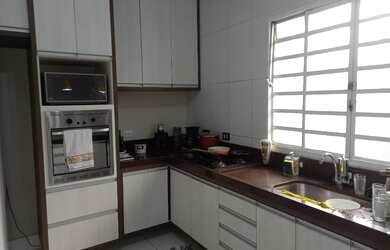 Imagem 4: 5 dormitórios, 1 suítes, 1 banheiros, 2 vagas na garagem, 236M² de Área Construída