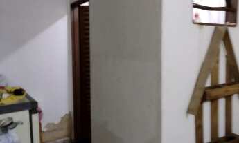 Imagem 2: 03 quartos, 1 com armário embutido 02 com armário condicionado, 01 banheiro social, sala