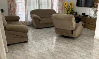 Imagem 2: 3 dormitórios, 1 suítes, 3 banheiro, 4 vagas na garagem, 217M² de Área Construída