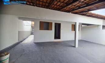 Imagem: 4 Casas, sendo 1 com 3 quartos e 3 vagas