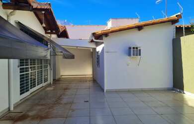 Imagem 7: Casa em Ituiutaba com 257 m2, com 2 salas (uma com alpendre e sacada), 3 quartos (1 suíte