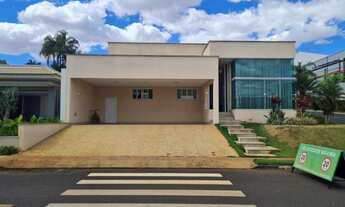 Imagem 2: Casa térrea de alto padrão com 289 m², 3 suítes, e oito vagas, no Gávea Hill 1