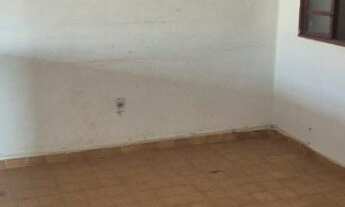 Imagem 2: Imóvel tipo sobrado em terreno 10x40, com 2 aptos. Cada um com 2 quartos grades, duas sala