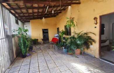 Imagem 3: Casa com 3 quartos, 2 vagas cobertas e quintal grande, em terreno de 360