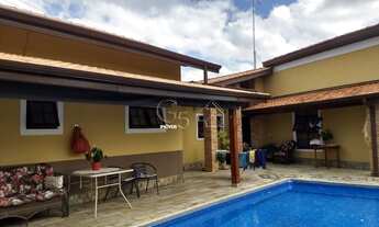 Imagem: Casa ampla com piscina, área com churrasqueira