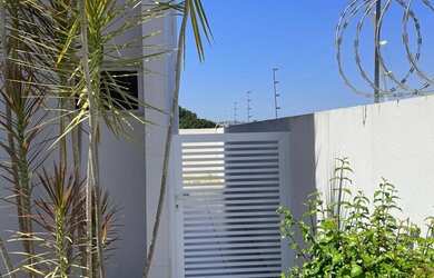 Imagem 2: VENDE-SE LINDO SOBRADO COM TRÊS DORM SENDO UM SUÍTE, DUAS VAGAS DESCOBERTAS E ÁREA GOURMET