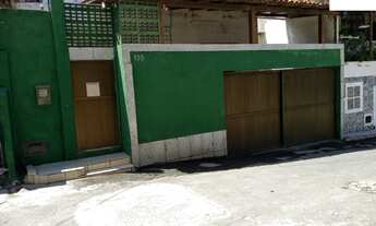 Imagem: Casa térrea livre e solta em rua publica