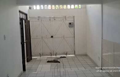 Imagem 3: Imóvel Versátil para Empresas: 5/4, Garagem, Edícula Terreno de 160m², 220 m² construído