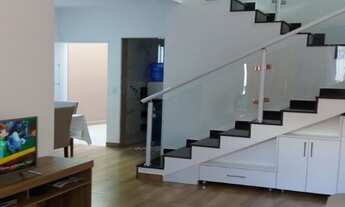 Imagem 2: Sobrado no Vianelo, 4 dormitórios, quintal, sacada na frente e nos fundos, sol da manhã e