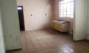 Imagem 2: Casa térrea desocupada no Vianelo