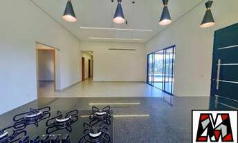 Imagem: Casa térrea de fino acabamento recém construída