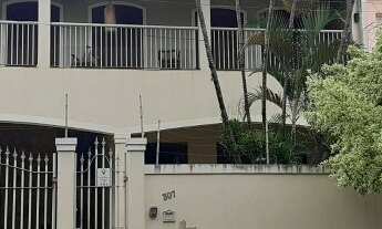 Imagem: Sobrado imponente em região tranquila do