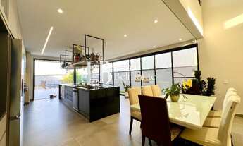 Imagem: Casa de Alto Padrão com 4 Suítes no Condomínio