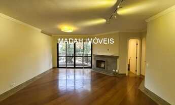 Imagem: Localizado em frente a uma encantadora Praça