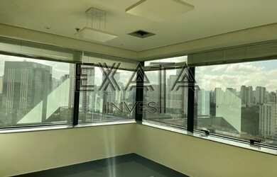 Imagem 2: Conjunto de 293m² úteis com 7 vagas, Ar condicionado central VRF, Divisórias em madeira e