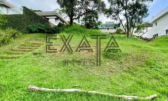 Imagem 7: Lote à venda com aclive, com platô na parte alta e vista para o verde, no centro do condom