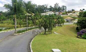 Imagem 2: Lote à venda com aclive, com platô na parte alta e vista para o verde, no centro do condom