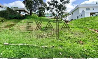 Imagem 5: Lote à venda com aclive, com platô na parte alta e vista para o verde, no centro do condom