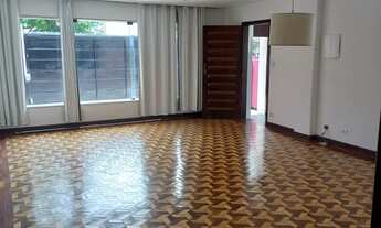 Imagem: Casa bem arejada e clara em uma rua arborizada