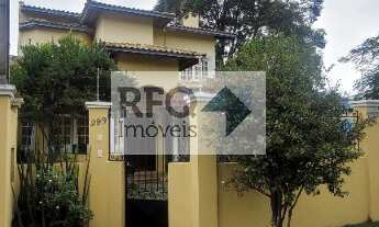 Imagem 3: Linda casa em Atibaia com um salão bem agradável e um jardim com muitas árvores frutíferas