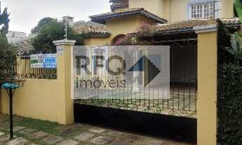 Imagem 2: Linda casa em Atibaia com um salão bem agradável e um jardim com muitas árvores frutíferas