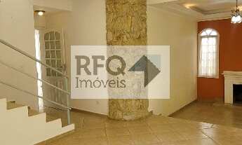 Imagem 4: Linda casa em Atibaia com um salão bem agradável e um jardim com muitas árvores frutíferas