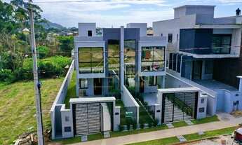 Imagem: Casa duplex moderna em loteamento residencial