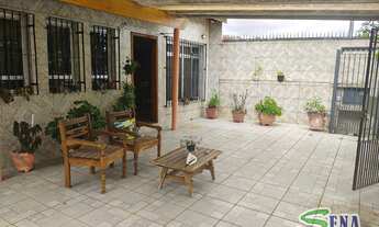 Imagem: Casa térrea ampla e com quintal e corredor